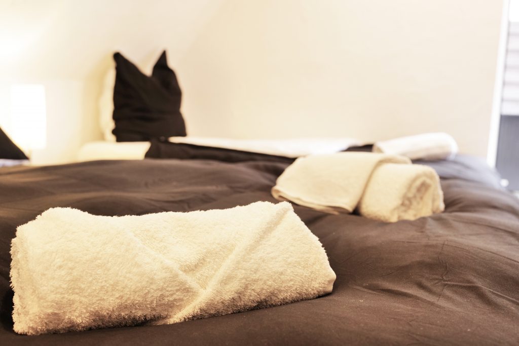 Siedlung-Schlafzimmer-2-Handtücher